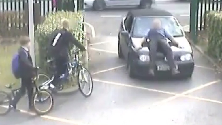 Γονιός παρασύρει τον καθηγητή στο προαύλιο του σχολείου